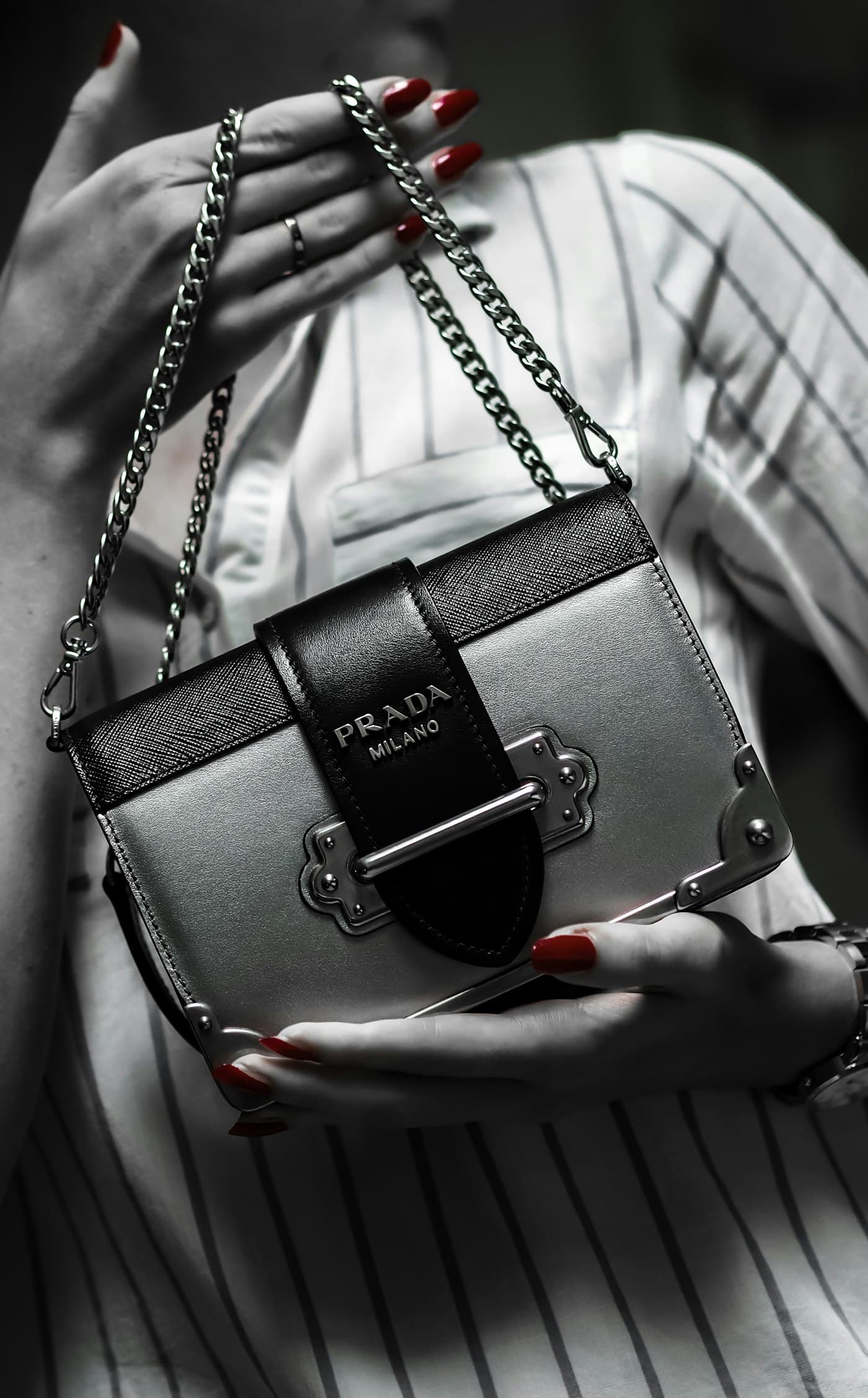Une cliente tenant un sac d'exception