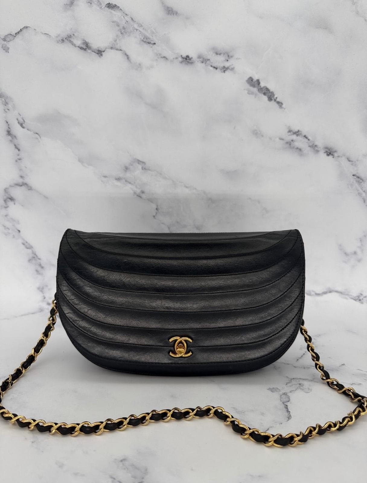 Chanel — Half Moon Classic Flap, Noir